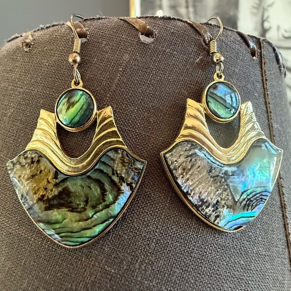 Vintage Gold coloured abalone mother of pearl earrings @ Vuri stamped - Picture 6 of 17
